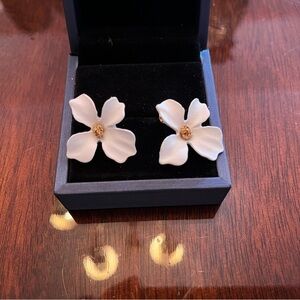 GARDENIA/DOGWOOD FLORAL PIERCED EARRINGS. NEW!